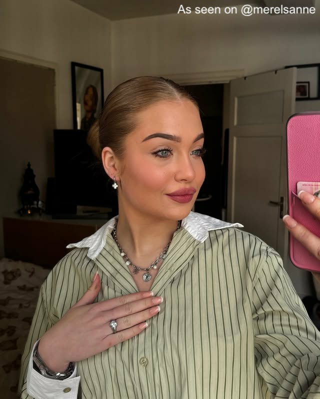 Influencer draagt zilveren bedel ketting. 