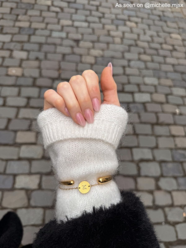 Influencer met gouden sieraden
