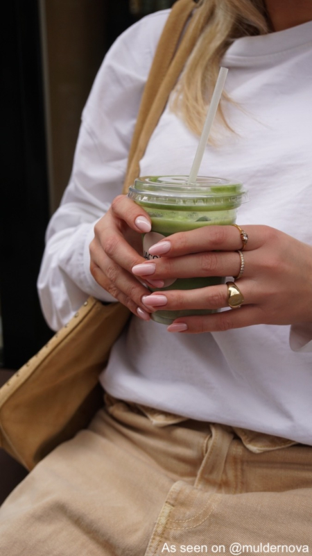 Influencer draagt gouden initial zegelring