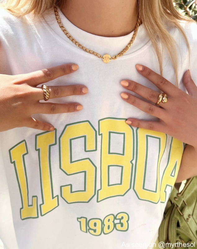 Influencer draagt gouden ketting