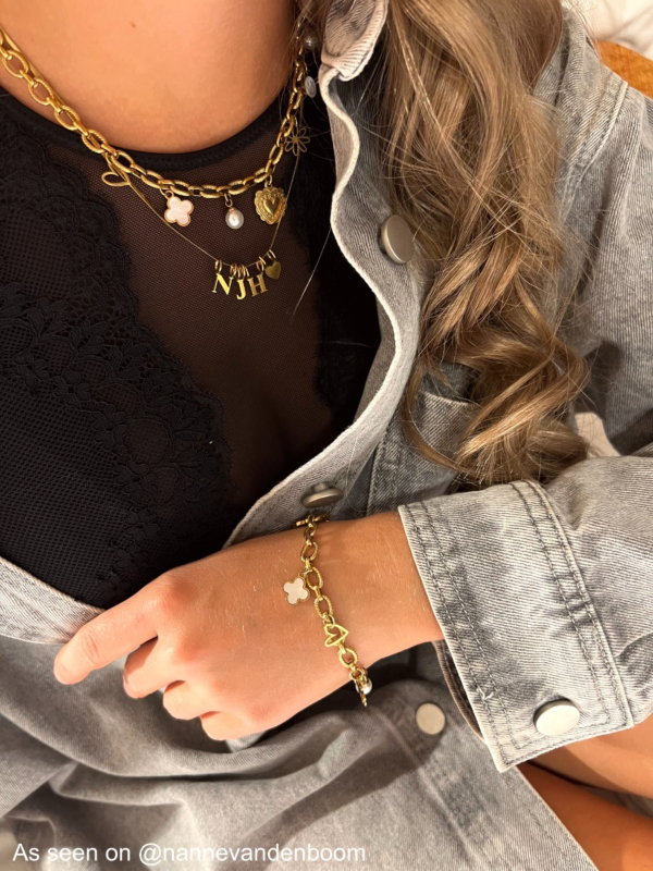 Influencer met gouden sieraden