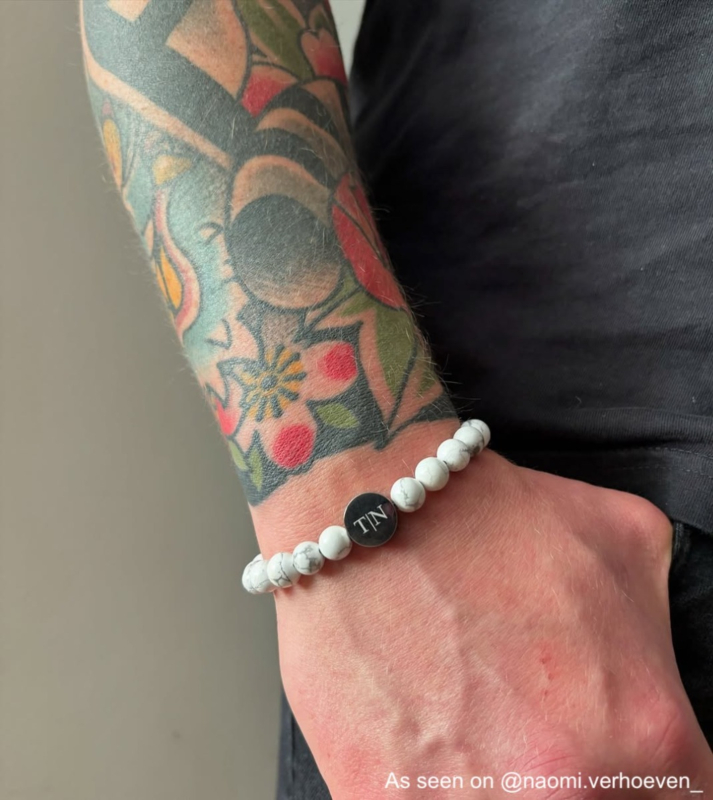 Witte marmeren armband met initialen.
