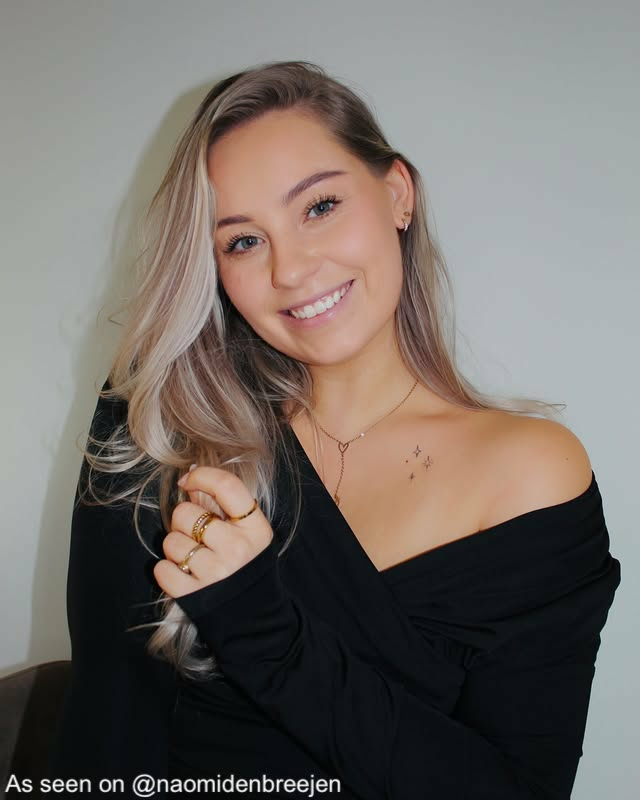 Influencer met gouden hartjes ketting