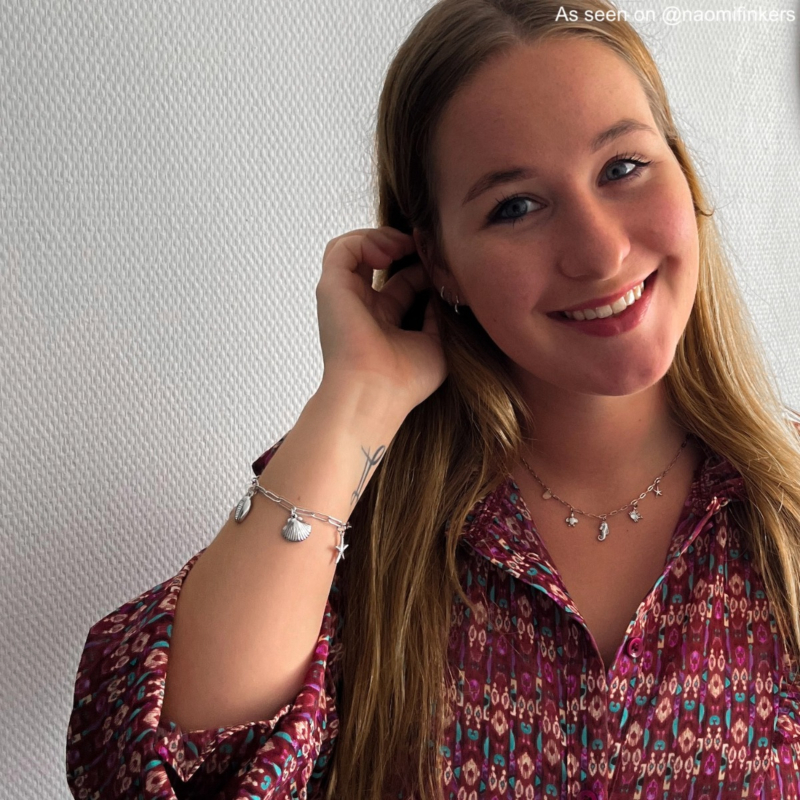Influencer draagt zilveren bedelketting