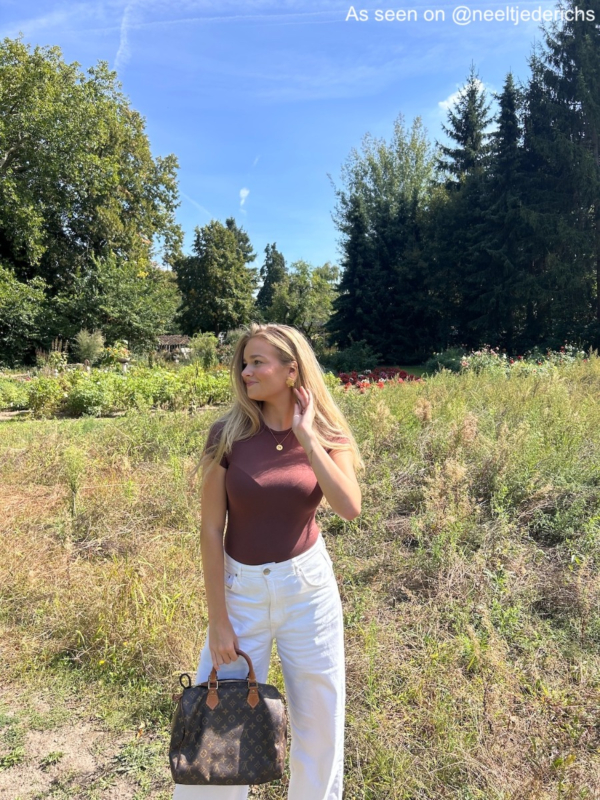 Influencer draagt gouden bloem oorbel