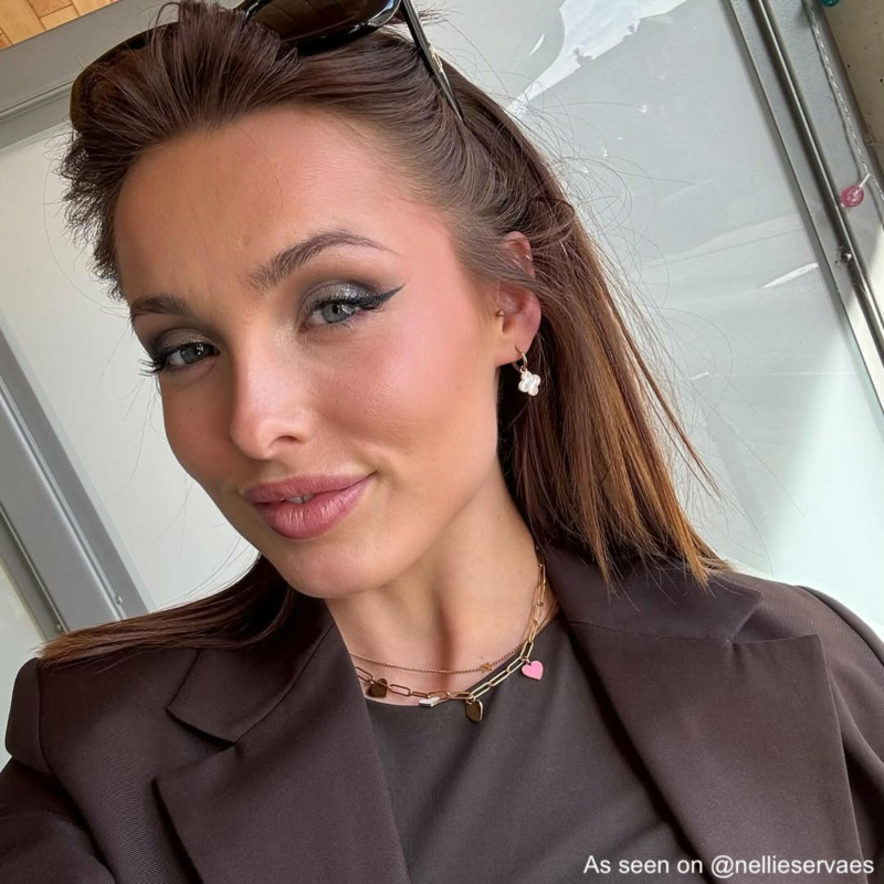 Influencer met gouden en kleurrijke sieraden