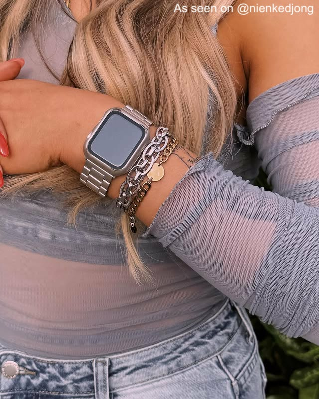 Influencer met zilveren chunky chain armband