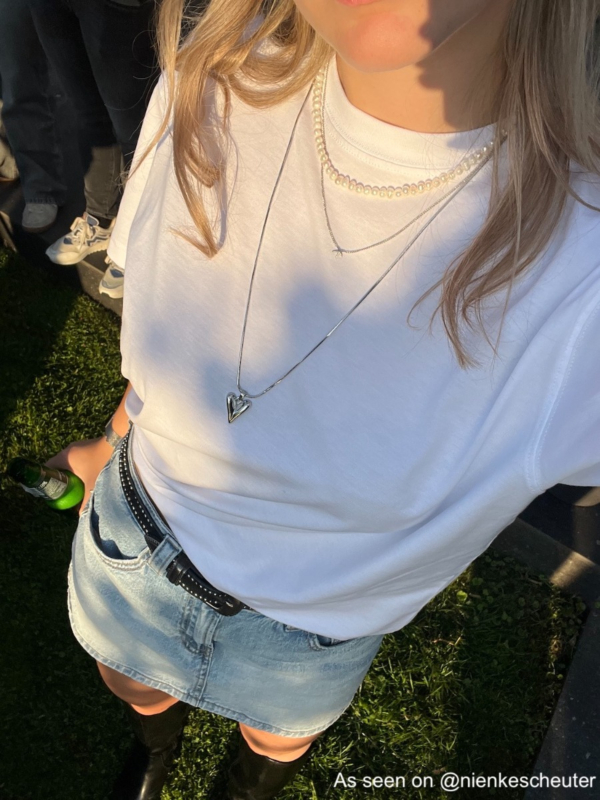 influencer draagt zilveren sieraden