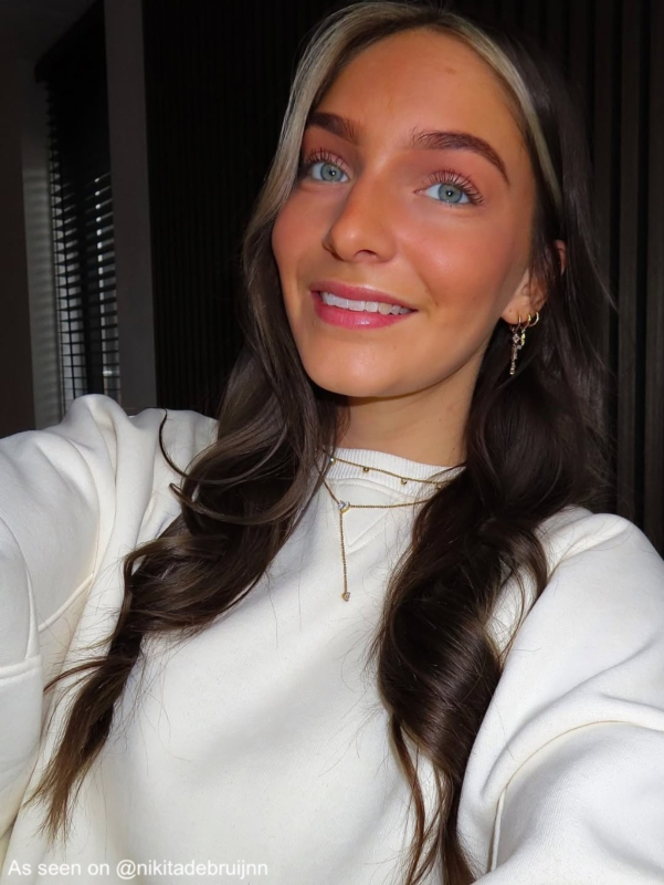 Influencer draagt gouden ketting met diamantjes