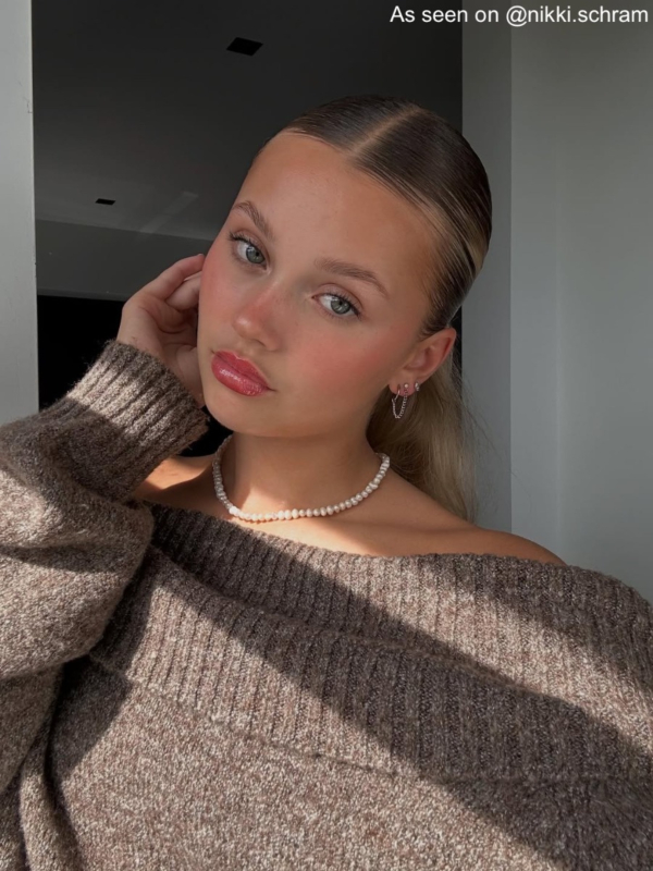 Influencer draagt zilveren parelketting