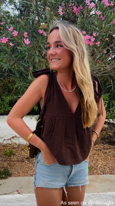 Influencer met gouden bangle