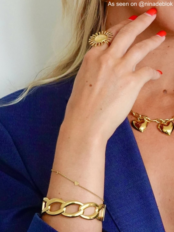 Influencer draagt gouden chunky bangle armband