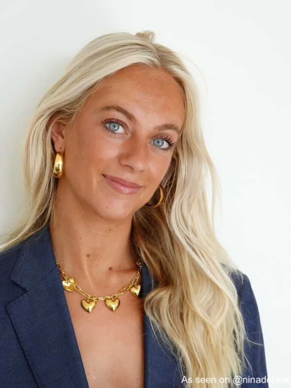 Influencer met gouden ketting hartjes