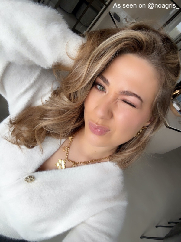 Influencer draagt gouden bedelketting