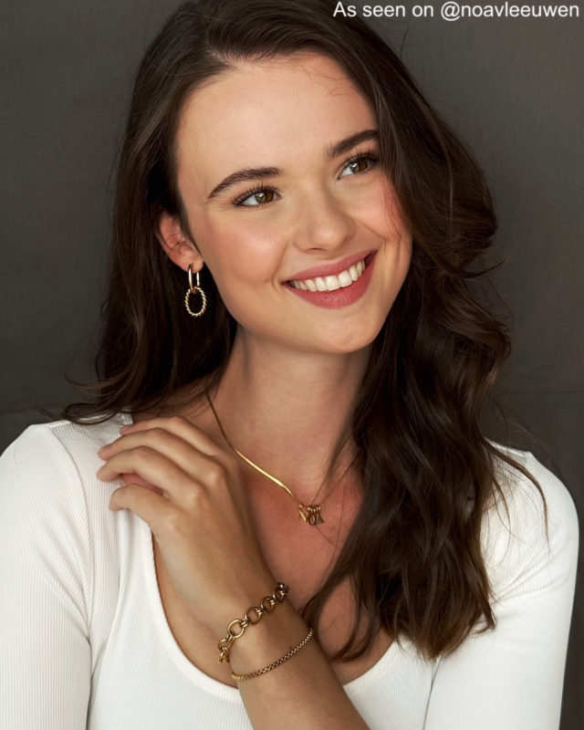 Influencer draagt gouden naam ketting 