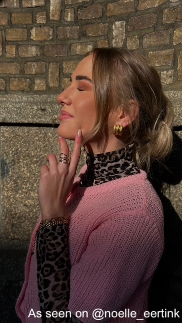 Influencer met de ring open double drop. 