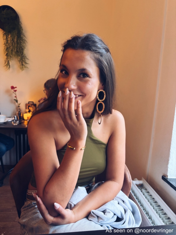 Influencer draagt gouden ovale statement oorbellen