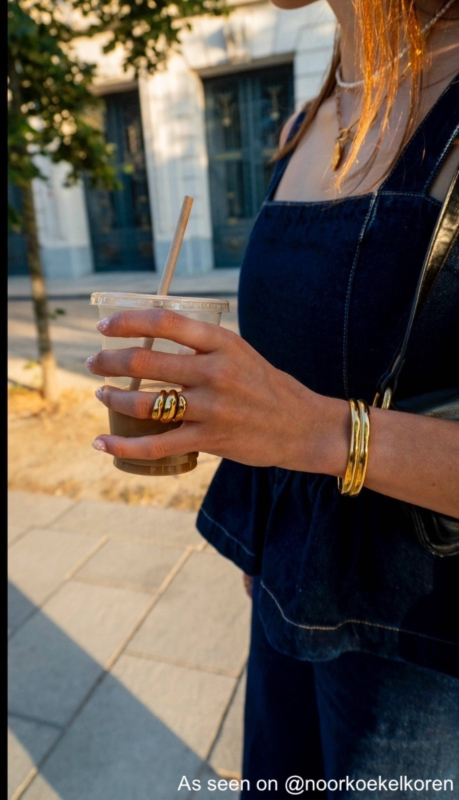 Gouden sieraden bij influencer