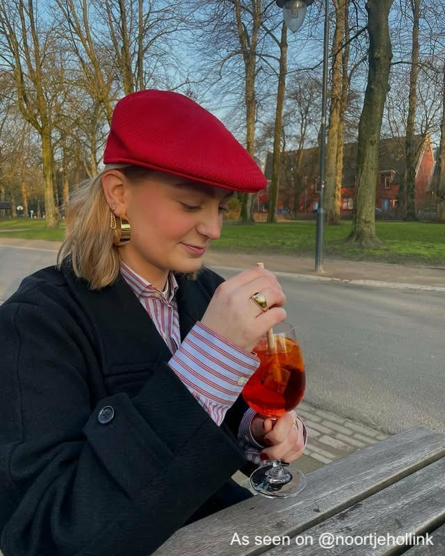 Gouden oorbellen bij influencer