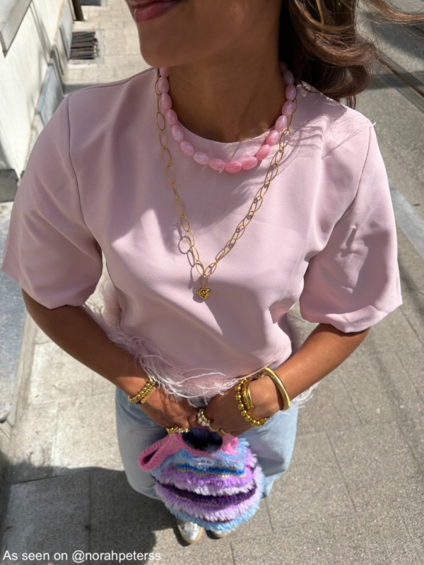 Influencer draagt lange gouden statement ketting met hart