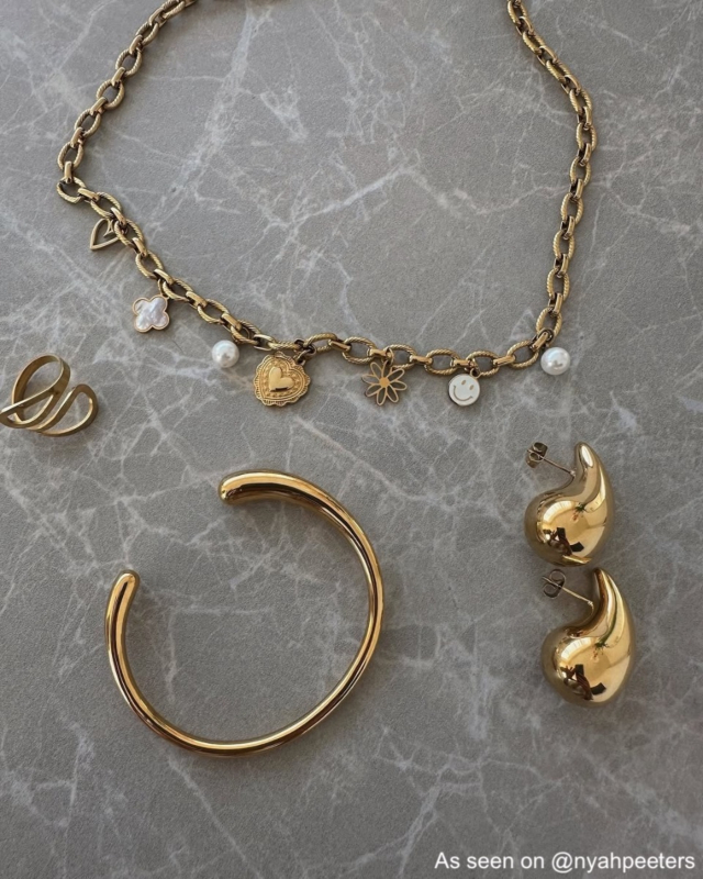 influencer met teardrop oorbellen.