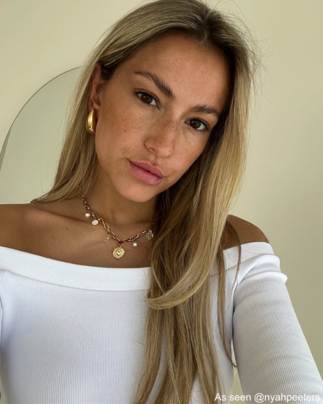 influencer met teardrop oorbellen 