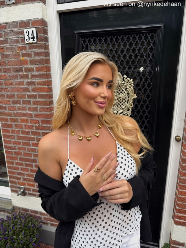 Influencer met gouden ringparty