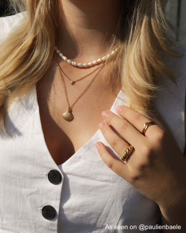 Influencer met parelketting
