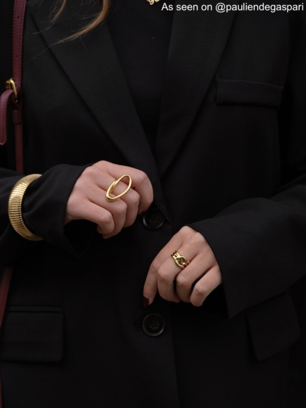 Influencer met gouden statement ring ovaal
