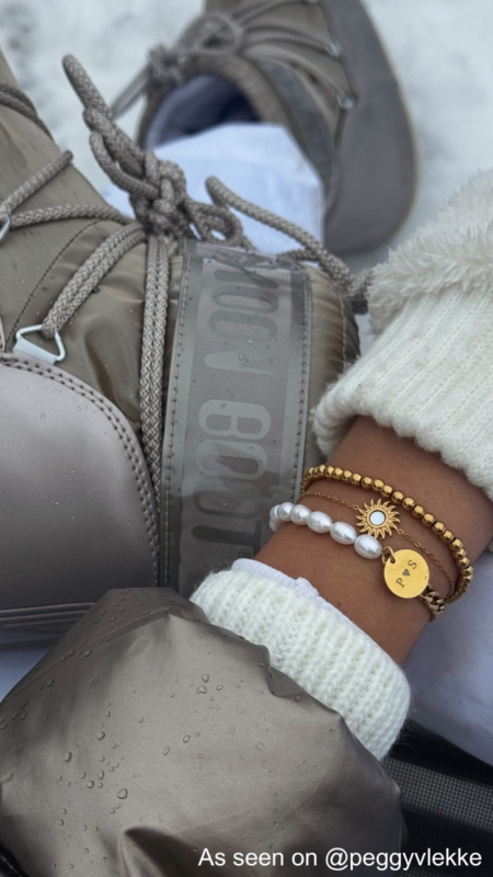 Influencer met gouden armparty