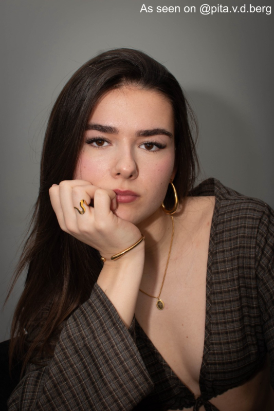 Influencer met birth ketting. 