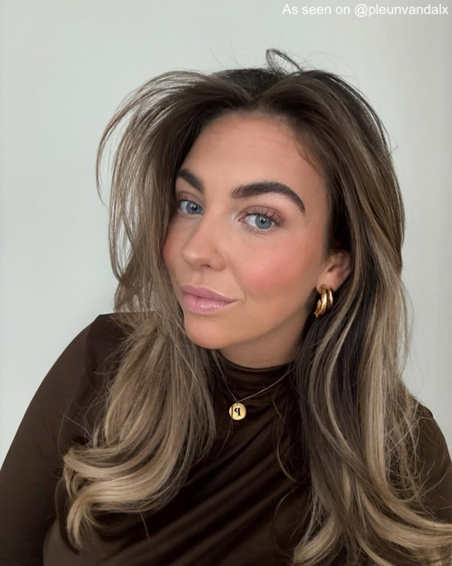 Influencer met dubble hoops