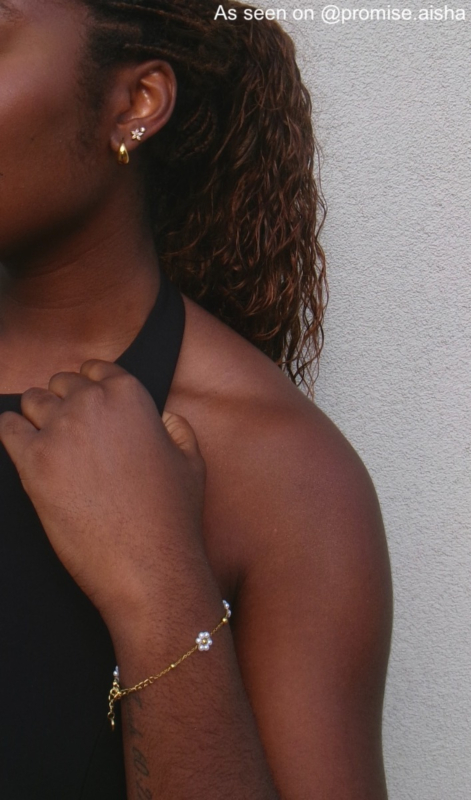 Influencer draagt armband met bloemetjes goud