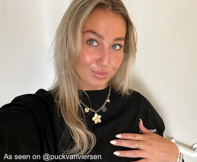 influencer met flower ring van Finaste