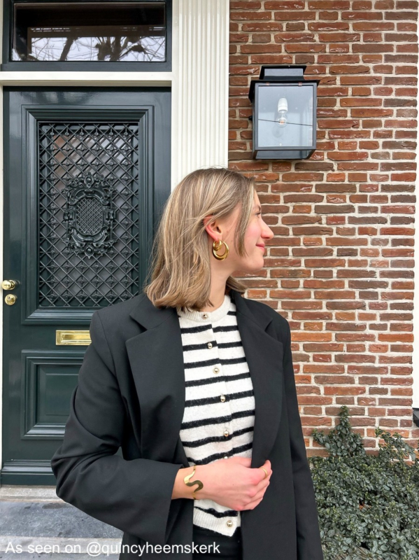 Influencer met gouden sieraden look