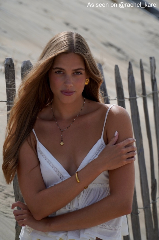 Influencer met zomerse sieraden