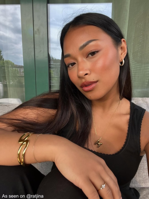 Influencer draagt gouden bangle trendy drop