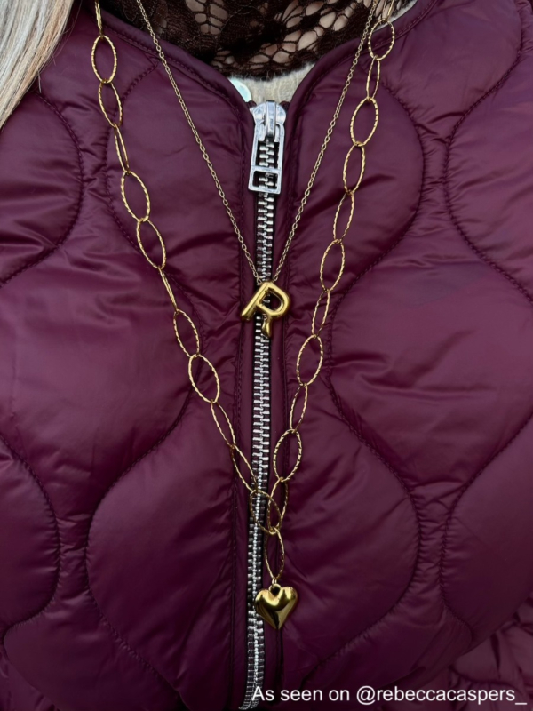 gouden ketting combinatie op donkerrode jas