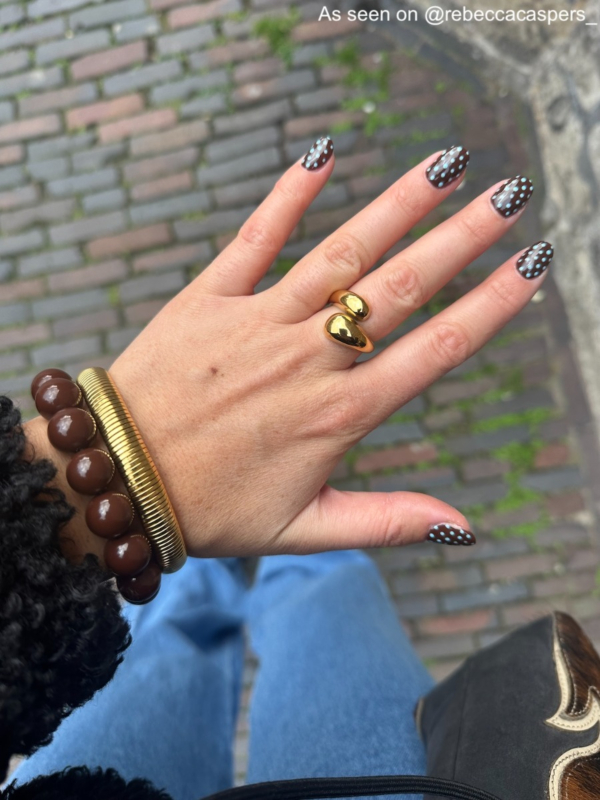 Influencer draagt gouden bangle stretch