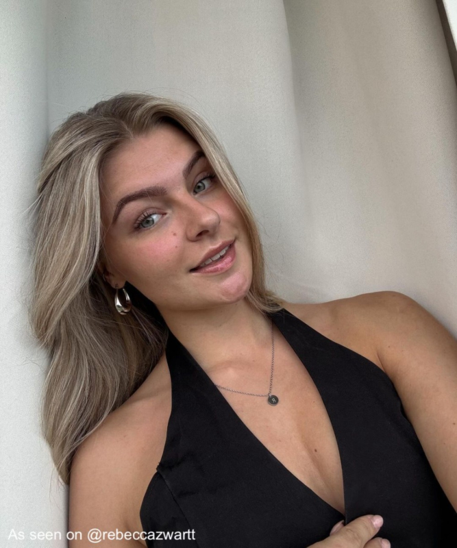 Influencer met zilveren sieraden 
