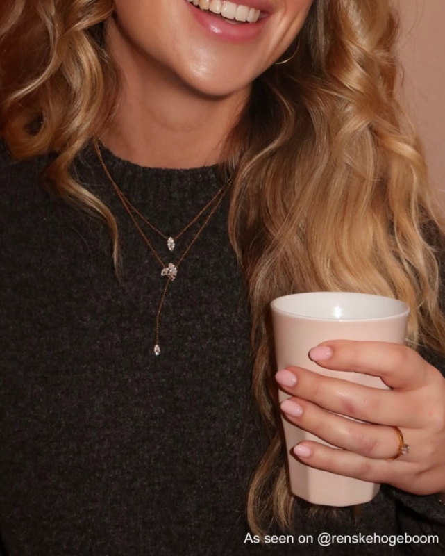 Influencer met driedubbele ketting