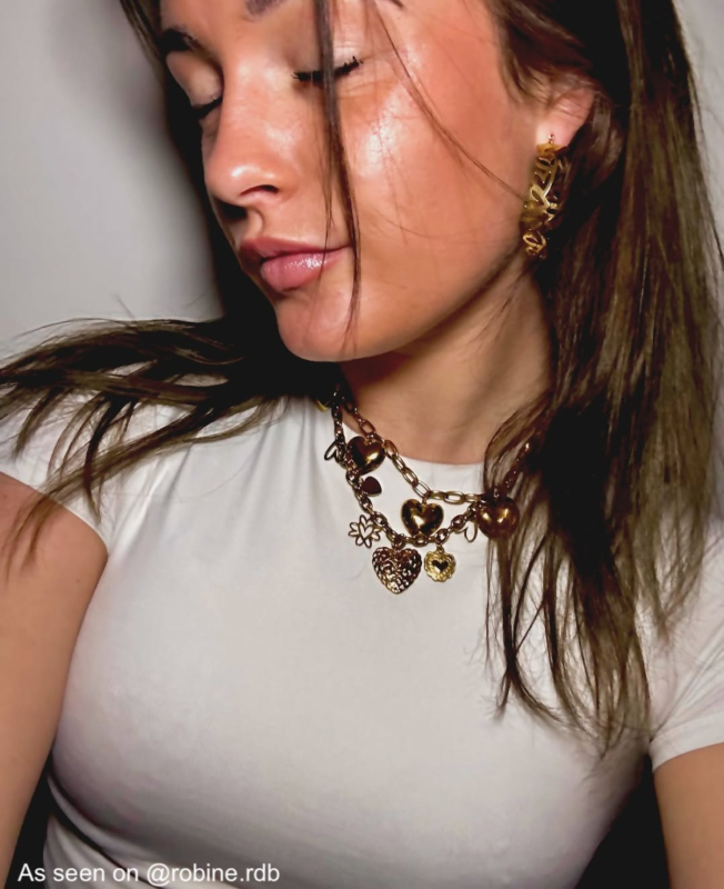 Influencer met hartjes sieraden