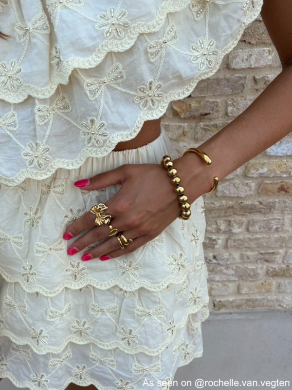 Influencer met gouden bangles