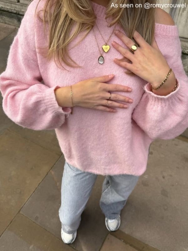 influencer draagt graveerbare goudkleurige ketting