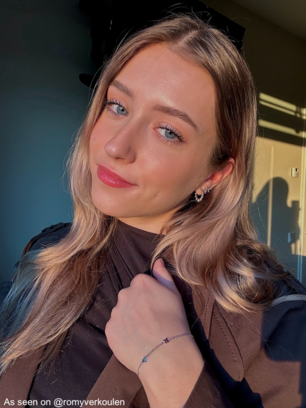 Influencer draagt zilveren oorbellen