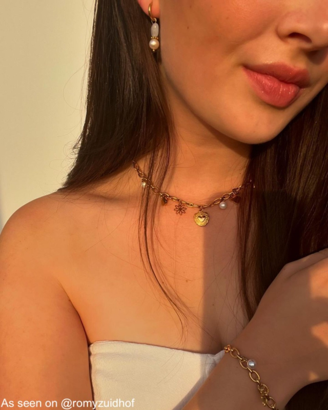 Influencer draagt bedelketting