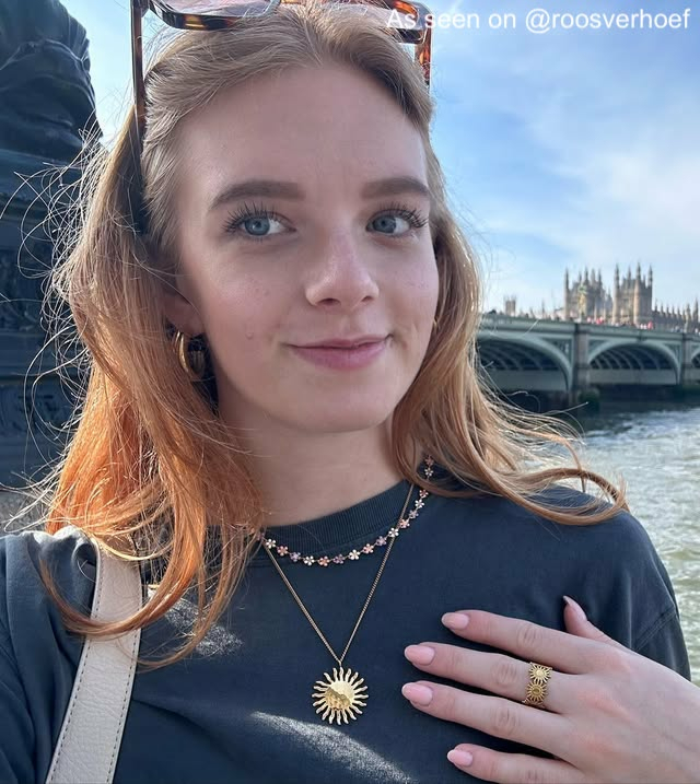 Influencer met een gouden Finaste ketting. 