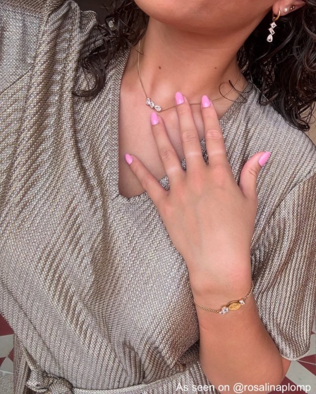 Influencer met shiny sieraden van finaste