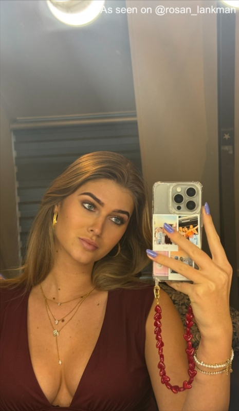 influencer heeft telefoonkoord hartjeskralen rood