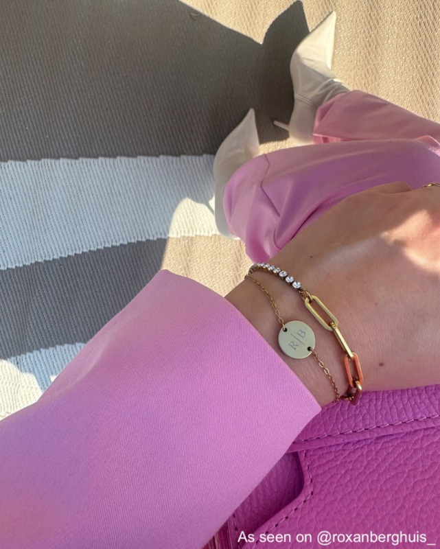 influencer met twee initial armband van Finaste 
